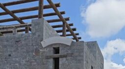 مهندس يبني منزلًا بالحجارة والأخشاب بأعلى المواصفات في بلجرشي بدون استخدام الخرسانة -فيديو