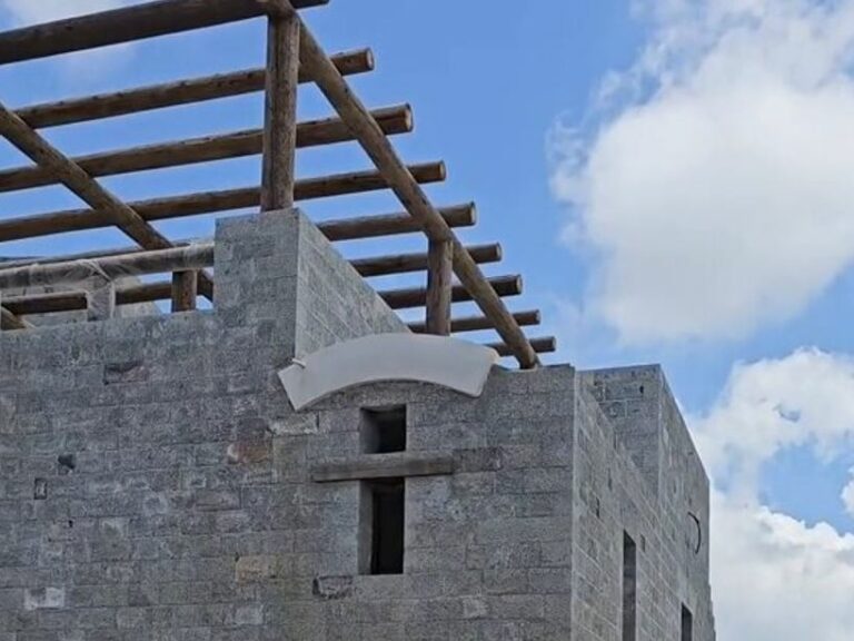 مهندس يبني منزلًا بالحجارة والأخشاب بأعلى المواصفات في بلجرشي بدون استخدام الخرسانة -فيديو