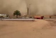 فيديو.. موجة غبار تجتاح وادي الدواسر وتغطي السماء بالضباب الكثيف