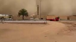 فيديو.. موجة غبار تجتاح وادي الدواسر وتغطي السماء بالضباب الكثيف