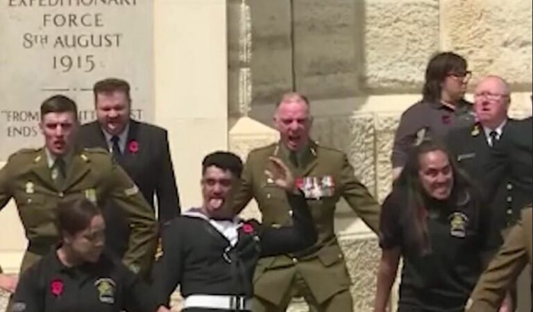 قوات الدفاع النيوزيلندية تحتفل بأجدادها برقصة الهاكا الشهيرة -فيديو
