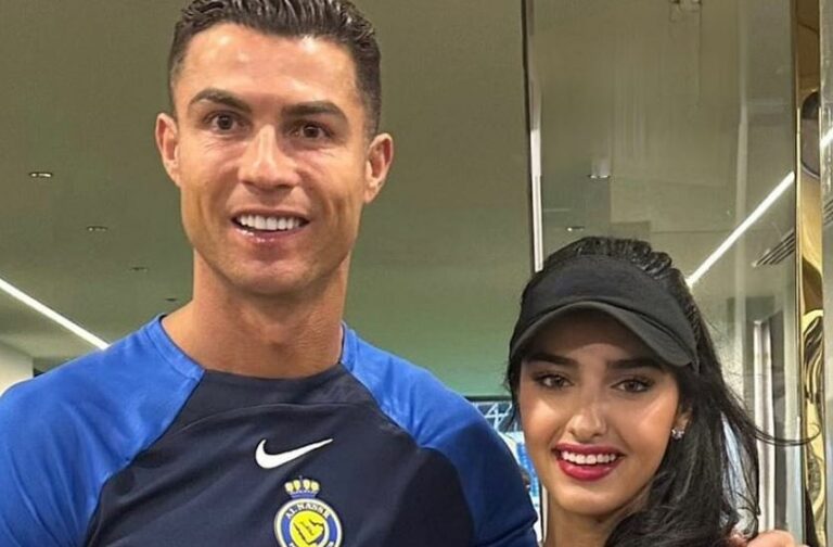 لقاء النجوم.. شاهد يارا الحقباني تلتقي بكريستيانو رونالدو قبل مباراة النصر وأبها