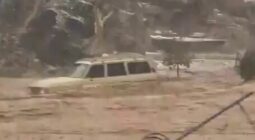 شاهد.. سيول جارفة تجتاح محافظة العيص بالمدينة المنورة وتتسبب في فيضانات وغرق مركبات