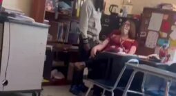 شاهد طالب أمريكي يعتدي على معلمته بالصفع على وجهها داخل المدرسة .. والسبب !