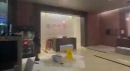 أمطار السيول تجتاح بهو فندق الهلال قبل مباراته الحاسمة في دوري أبطال آسيا -فيديو