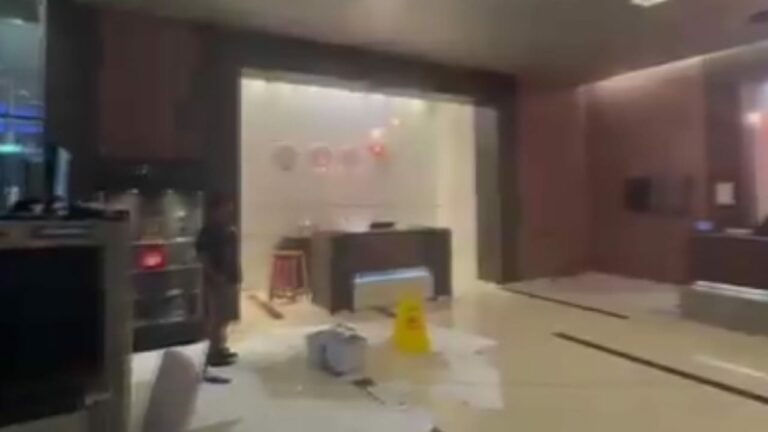 أمطار السيول تجتاح بهو فندق الهلال قبل مباراته الحاسمة في دوري أبطال آسيا -فيديو