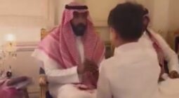 فيديو طريف.. طفل يقوم بحركة الخلط أمام وليد عبدالله خلال حفل زواج عبد الرحمن غريب