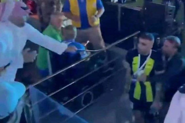 القبض على المشجع الذي جلد لاعب الاتحاد حمد الله بالسوط وكشف هويته