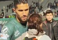 فيديو.. مشجعة إيرانية تعانق حارس الاستقلال بعد المباراة.. والشرطة تثير استهجان الجمهور