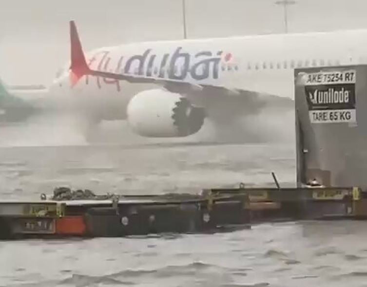 شاهد مطار دبي الدولي يغرق بسبب هطول أمطار غزيرة وسيول