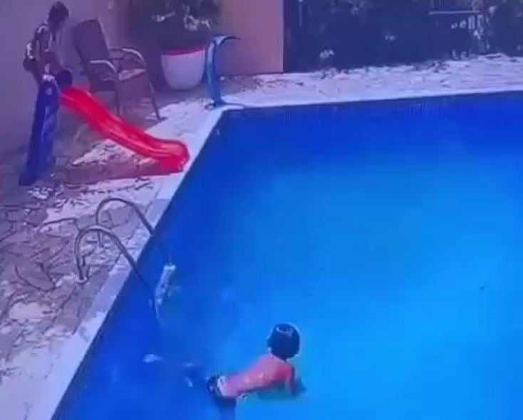 فيديو متداول.. شجاعة طفل أنقذ شقيقته من الغرق في حمام السباحة