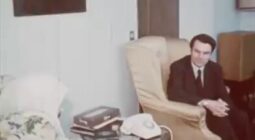 مقطع نادر يكشف زيارة الملك خالد بن عبد العزيز لمستشفى ويلينغتون في لندن