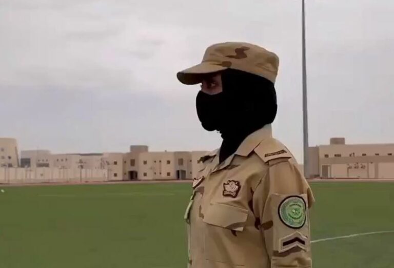 فيديو.. سعوديات يتلقين تدريبًا عسكريًا وتعليمًا في أعمال مكافحة المخدرات