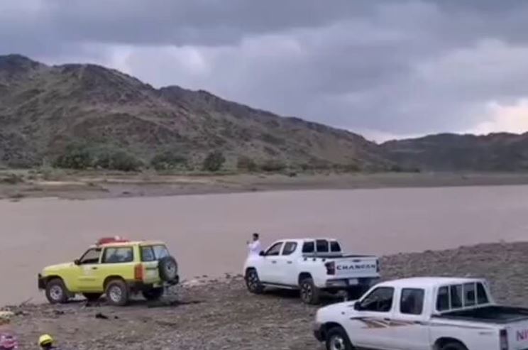 بطولة مواطن ينقذ شبانًا من السيول في بيشة: لحظات مثيرة تُوثق في مقطع فيديو