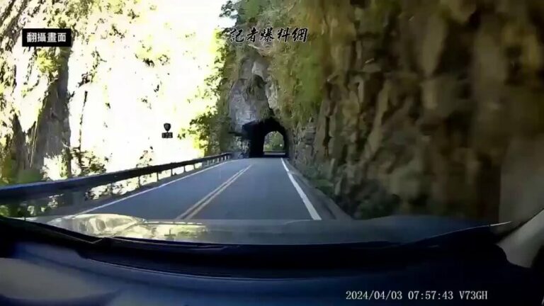 فيديو مروع يوثق زلزال يهز تايوان ويغلق طريقًا وسط الجبال