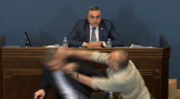 تحول لحلبة ملاكمة.. شاهد شجار وعراك بالأيدي داخل البرلمان الجورجي