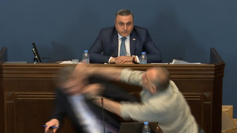 تحول لحلبة ملاكمة.. شاهد شجار وعراك بالأيدي داخل البرلمان الجورجي