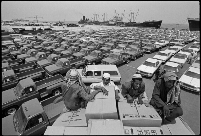شاهد صور نادرة لوصول شحنة سيارات أمريكية إلى ميناء الدمام.. والكشف عن تاريخها