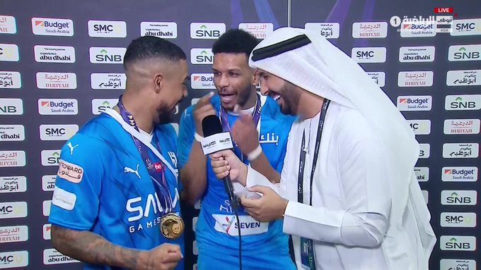 مزحة طريفة بين لاعبي الهلال علي البليهي ومالكوم خلال لقاء صحفي مباشر