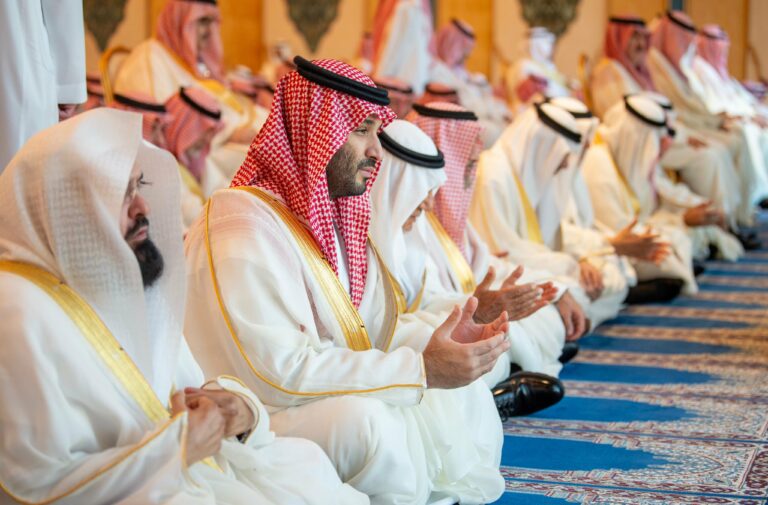 بالصور والفيديو: ولي العهد يؤدي صلاة عيد الفطر المبارك مع جموع المصلين في المسجد الحرام