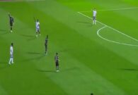 شاهد إيقاف مباراة الشباب والطائي بعد العثور على هاتف بأرضية الملعب