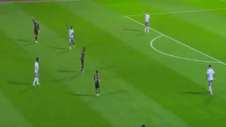 شاهد إيقاف مباراة الشباب والطائي بعد العثور على هاتف بأرضية الملعب