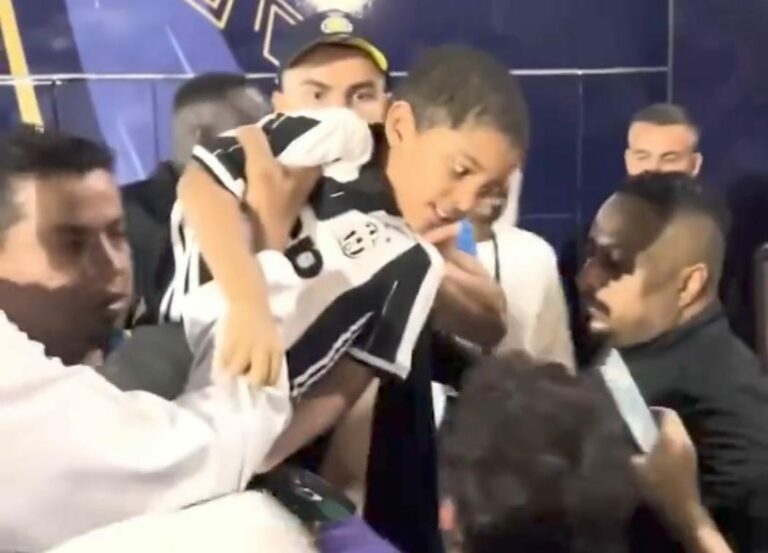 شاهد مشجع يطلب توقيع كريستيانو رونالدو بطريقة غريبة