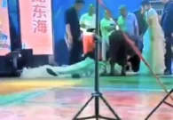 شاهد نهاية صادمة لمغنية صينية سقطت على المسرح بعد التعثر بفستانها