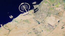 صور الأقمار الصناعية تكشف عن تشكل بحيرات في دبي بسبب هطولات مطرية نادرة