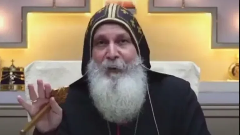 شاهد لحظة القبض على طاعن الكاهن بكنيسة سيدني خلال قداس مباشر