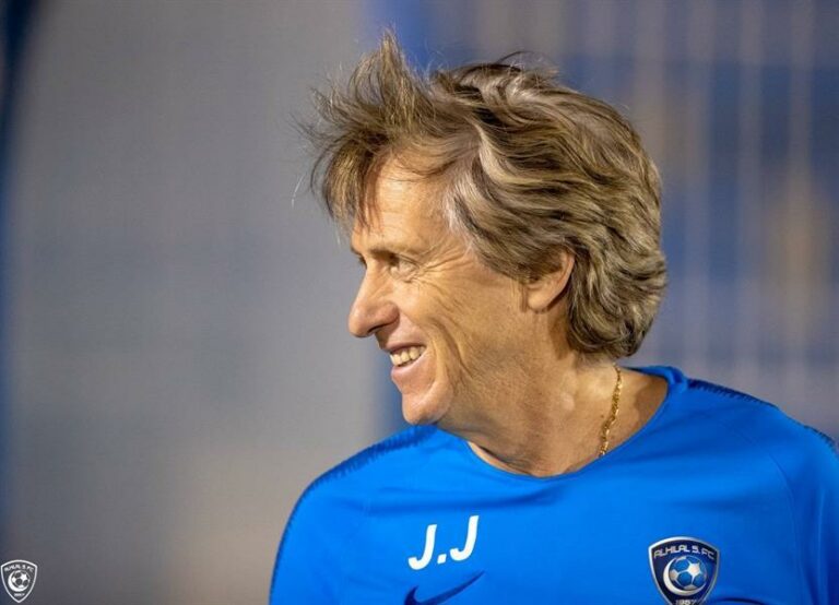 مدير الهلال خورخي خيسوس يزور مسجد الملك خالد في الرياض ويتحدث عن تجربته الروحية -فيديو