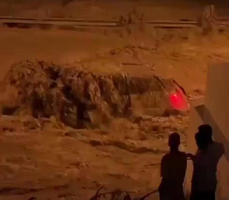شاهد سيل ضخم يغمر سيارة ويحتجز ركاب بداخلها في سلطنة عمان