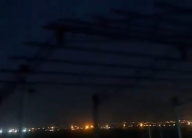بالفيديو: الدفاعات الجوية الإيرانية تتصدى لهجوم إسرائيلي وتسقط أجساماً طائرة في عدة مناطق
