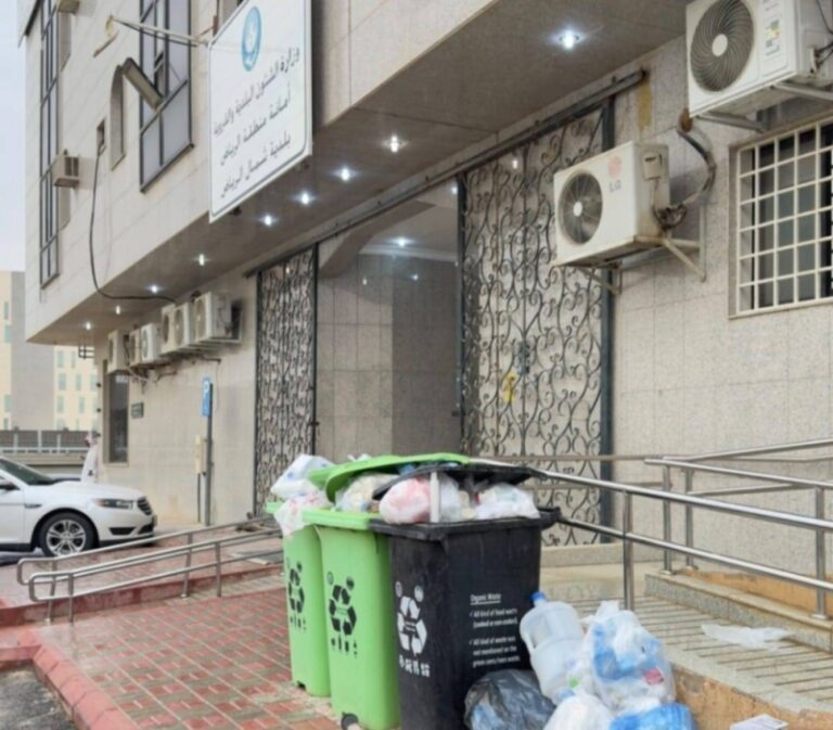 انتقادات حادة تواجه بلدية شمال الرياض بسبب تراكم النفايات والتشوه البصري