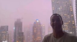 شاهد برق يضيء سماء دبي مع هطول أمطار غزيرة وسائح أجنبي يوثق المشهد ويعلق: أول مرة بحياتي أشوفه