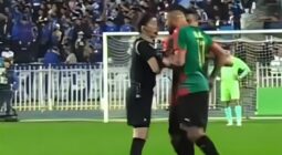 بالفيديو: اللاعب الجزائري يوسف بلايلي يعتدي على حكمة المباراة ويصرخ في وجهها