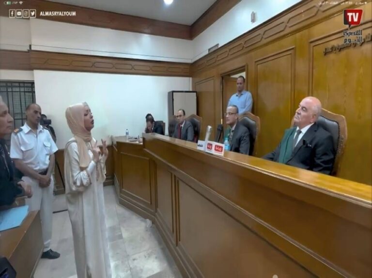 بالفيديو: مضيفة مصرية متهمة بقتل ابنتها تدلي باعترافاتها أمام المحكمة وتفجر مفاجأة