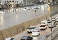 شاهد السيول تغرق شارع السلام في المدينة المنورة وتتسبب في شلل الحركة المرورية