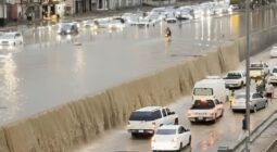 شاهد السيول تغرق شارع السلام في المدينة المنورة وتتسبب في شلل الحركة المرورية