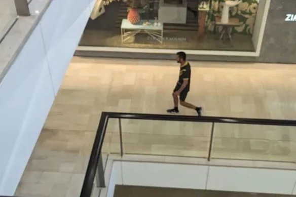 شاهد مهاجم سيدني تجول بالسكين بين المتسوقين.. وشاب بطل تصدى له والكشف عن مصيره
