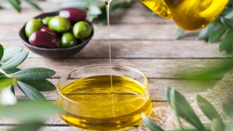 دراسة تكشف ماذا يحدث لجسمك عند شرب زيت الزيتون على الريق
