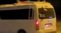 شاهد توقيف سائق حافلة بسبب راكب غير تقليدي في عُمان