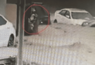 شاهد فيديو مؤثر لأب يعانق ابنته وسط سيول عمان