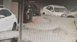 شاهد فيديو مؤثر لأب يعانق ابنته وسط سيول عمان