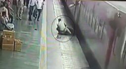 شاهد شجاعة ضابط شرطة تنقذ راكبًا من الموت تحت عجلات قطار في الهند