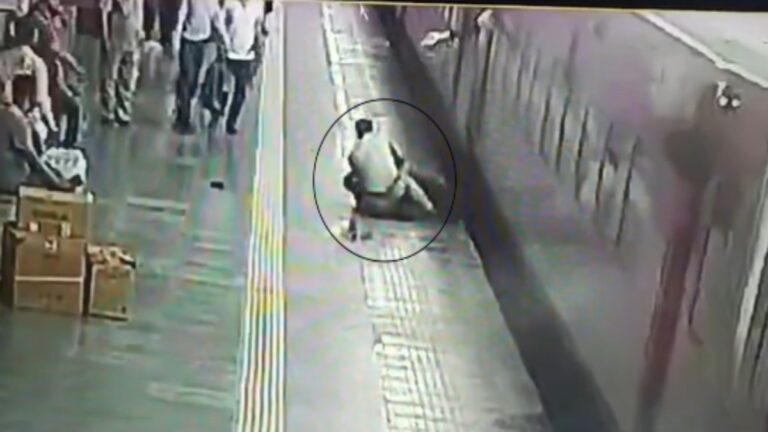 شاهد شجاعة ضابط شرطة تنقذ راكبًا من الموت تحت عجلات قطار في الهند