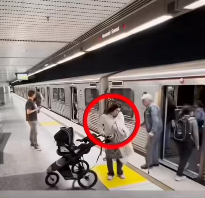 شاهد سيدة داخل محطة مترو تتعرض لموقف مرعب مع طفلها