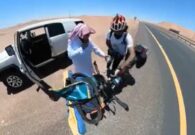رحَّاب السعودية: مواطن سعودي يكرم رحَّالة مصري على طريق صحراوي ومقطع متداول للحدث
