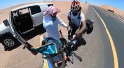رحَّاب السعودية: مواطن سعودي يكرم رحَّالة مصري على طريق صحراوي ومقطع متداول للحدث