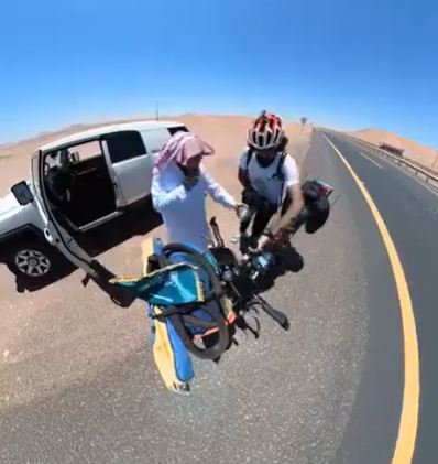 رحَّاب السعودية: مواطن سعودي يكرم رحَّالة مصري على طريق صحراوي ومقطع متداول للحدث